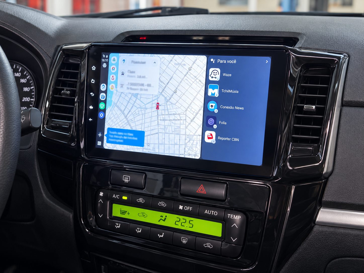 Central multimídia com tela sensível ao toque exibindo mapa e aplicativos no painel do carro